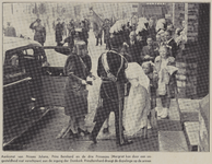 300410 Afbeelding van de aankomst van Prinses Juliana en Prins Bernhard met de dopeling bij de Domkerk (Domplein) te ...